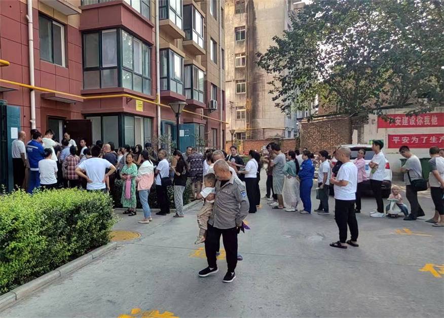 素问医保卡到期更换社区便民服务：李阿姨的“一门清”经历